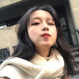 患者没挂上号 医生蹲在地上看CT片